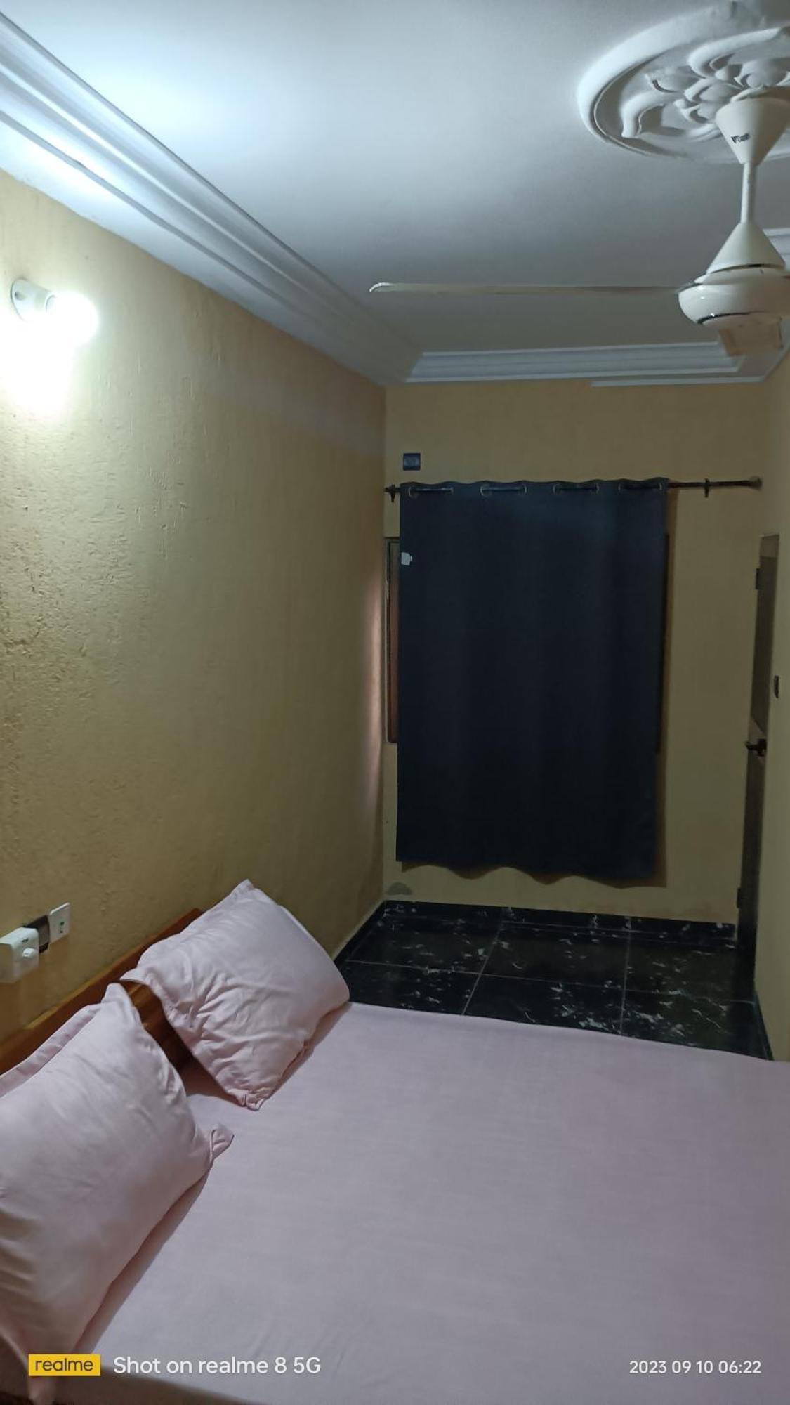 Hotel Studio 2 Climatise Et Ventilateur Plafonnier Et Wifi Gratuit A 6 Nuitees De Reservation Lomé Exterior foto